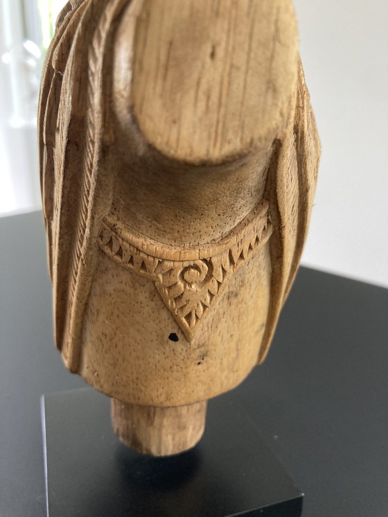 Image 1 of Statuetta in legno intagliato di corazza, altezza 17 cm