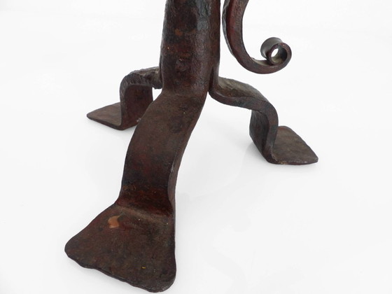 Image 1 of Een paar driepootkandelaars van smeedijzer, neogotische stijl, Frans vakmanschap, begin 20e eeuw.