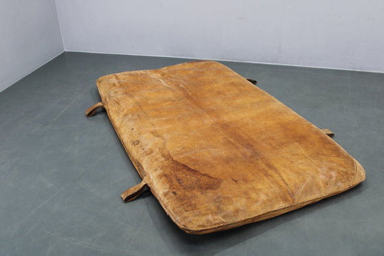 Image 1 of 1930er Jahre Tschechoslowakische dicke Leder-Turnmatte, patiniert