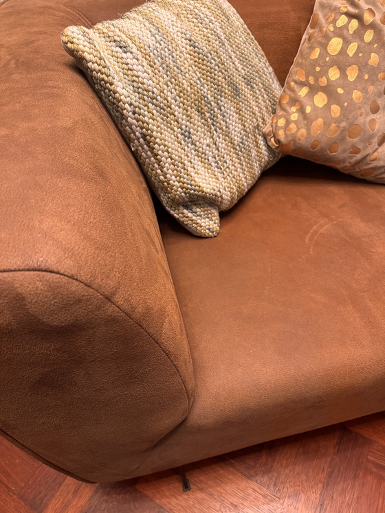 Image 1 of Canapé méridienne design couleur caramel – pièce maîtresse moderne