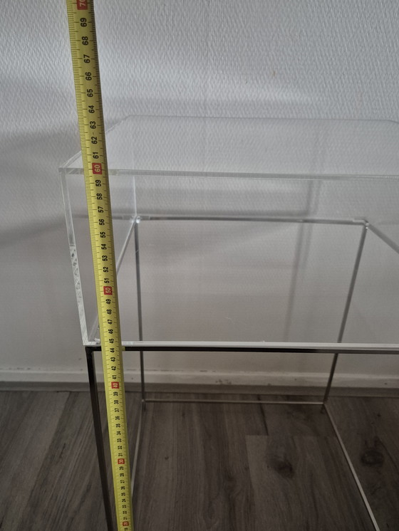 Image 1 of Table d'appoint moderne en plexiglas et aluminium