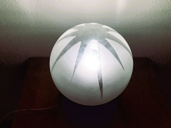 Image 1 of Kleine portugiesische Tischlampe aus schwarz lackiertem Holz mit einem Lampenschirm aus mattiertem Glas