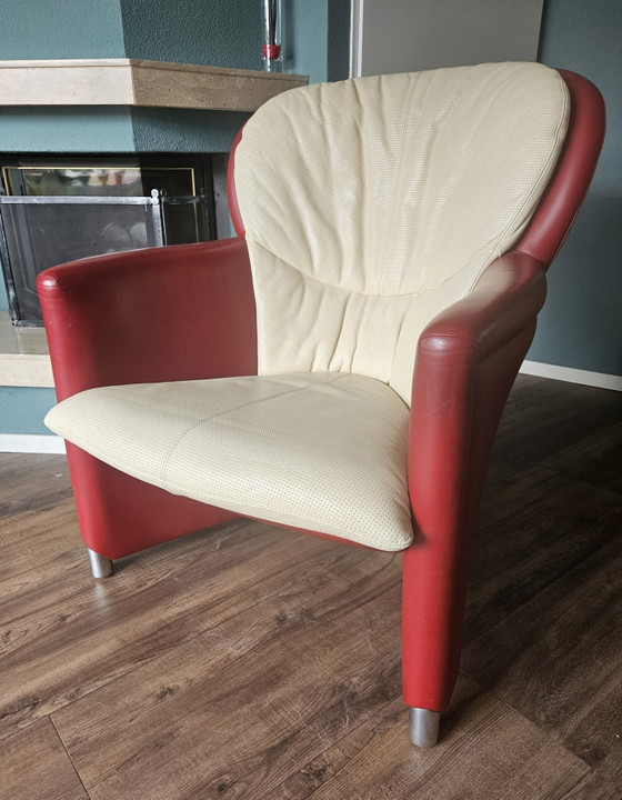 Image 1 of Poltrona Leolux Excalibur in pelle rossa e bianco sporco con poggiapiedi