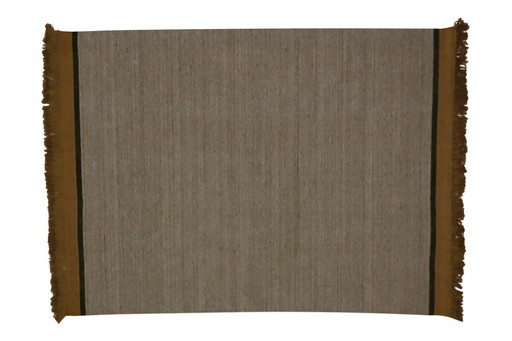 Neben Teppichen, Teppichfarbe noch nicht bekannt