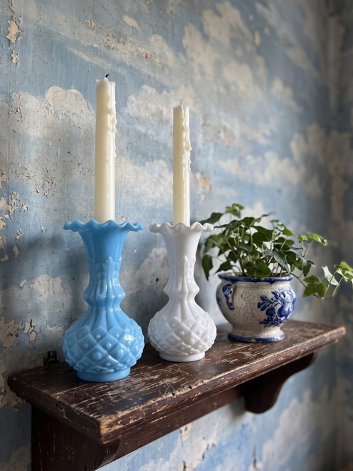 Een paar kleine vintage vaasjes van wit en blauw opaalglas, versierd met ananassen. – vazen (photo 2 of 12)