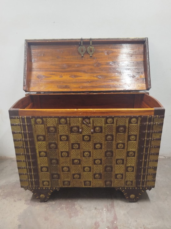 Beautiful XXL Indian dowry chest with hammered copper details – Storage cabinet, Metal, Wood (photo 6 of 17)