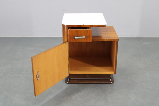 Image 1 of Table de nuit des années 1940 en finition noyer avec plateau en verre, Tchécoslovaquie