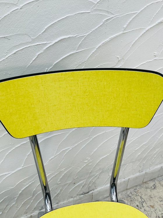 Image 1 of Een paar vintage chromen gele Formica keukenstoelen