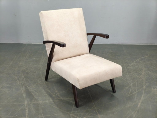 Sillón de terciopelo color crema de mediados de siglo, Checoslovaquia, década de 1960.