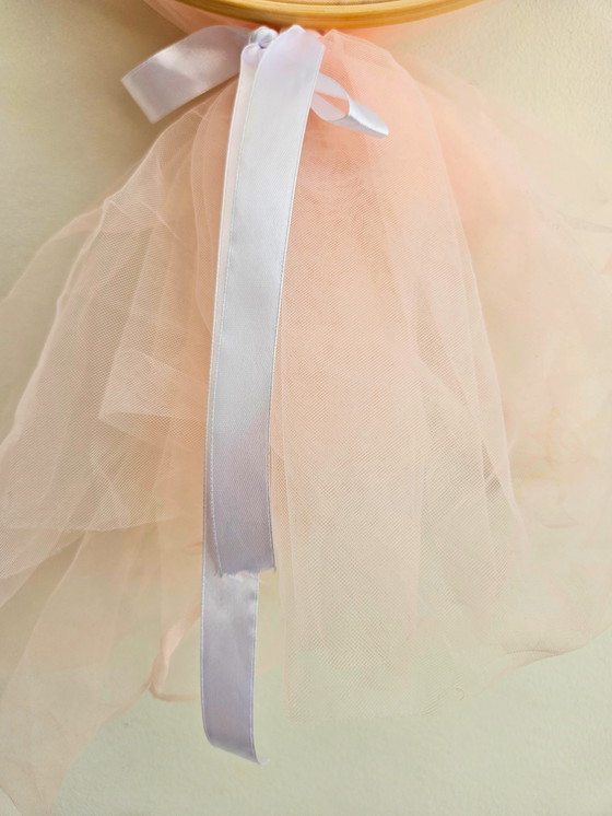 Image 1 of Handgemaakte borduurring - Madeliefjes & Blauwe Wilde Bloemen op Tule met Perzik Tule Staart - 31 cm