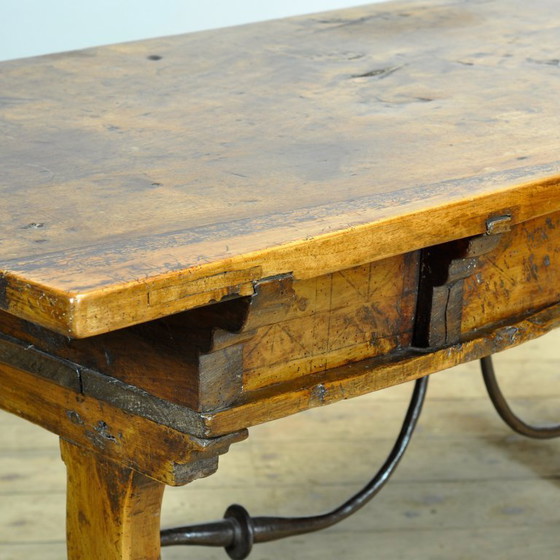 Image 1 of Table en noyer espagnol du XVIIe siècle