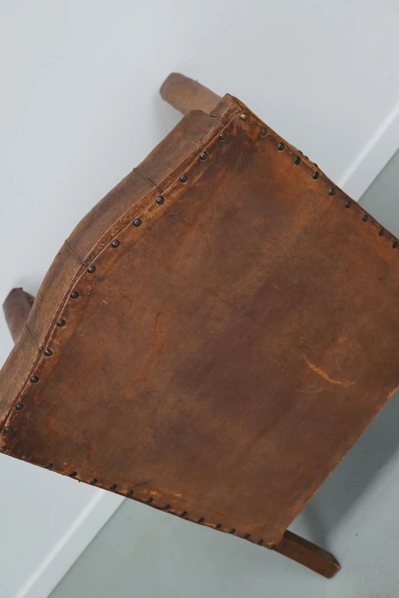 Image 1 of Antieke Franse cognackleurige leren clubfauteuil met knooprug