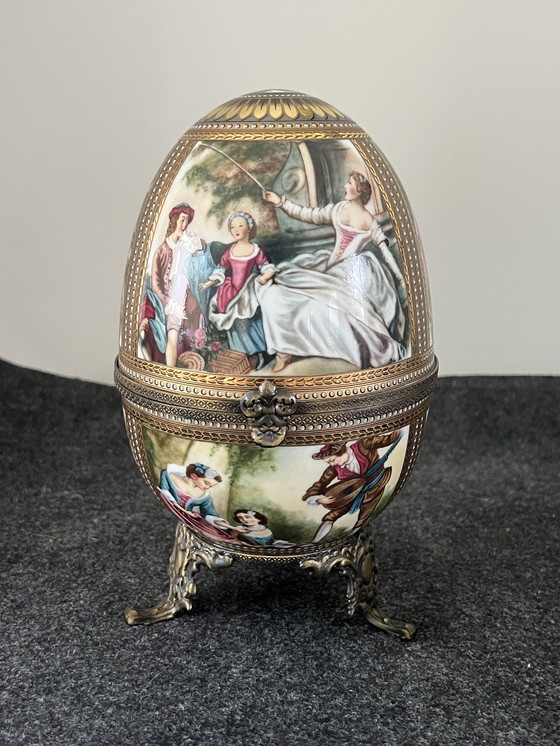 Image 1 of Großes Limoges-Ei mit Fuß und Messingbeschlägen