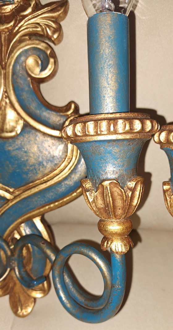 Image 1 of Set van twee vintage Italiaanse Florentijnse wandlampen, goud en turkooizen, van hout, 2 lichtpunten, Hollywood Regency-stijl.