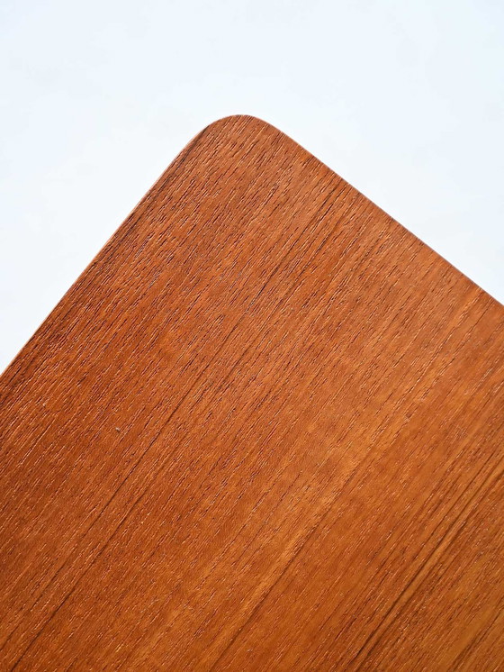 Image 1 of Table de nuit scandinave vintage en teck avec étagère et poignée sculptée