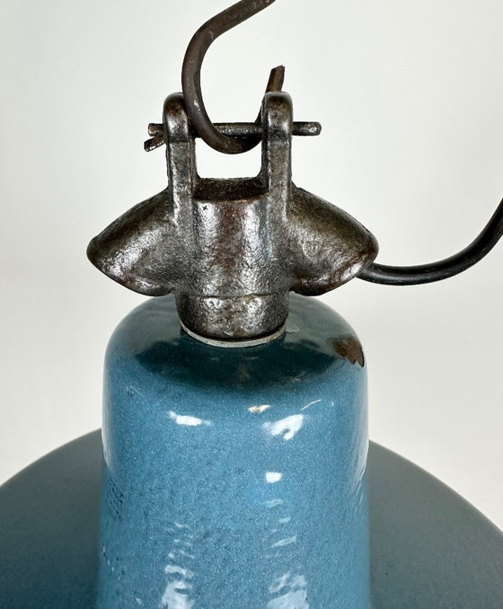 Image 1 of Industrielle Fabriklampe aus blauem Emaille mit gusseisernem Aufsatz, 1960er Jahre