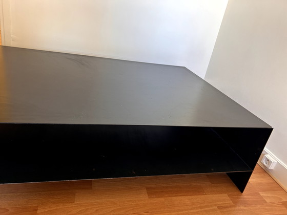 Image 1 of Mesa de centro de diseño de metal negro