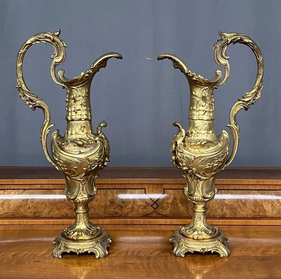 Coppia di Vasi decorativi. Metallo massiccio color oro., Ottone (foto 2 di 8)