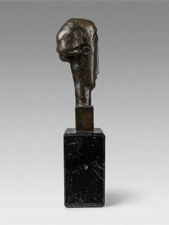Image 1 of Modernist sculpture in patinated bronze – stylized head inspired by Modigliani on a black marble base – 25 cm