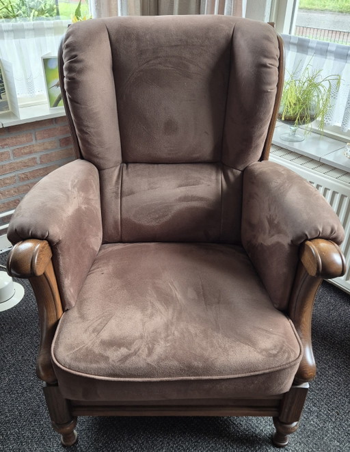 Klassieke stoffen oorfauteuil in goede staat.