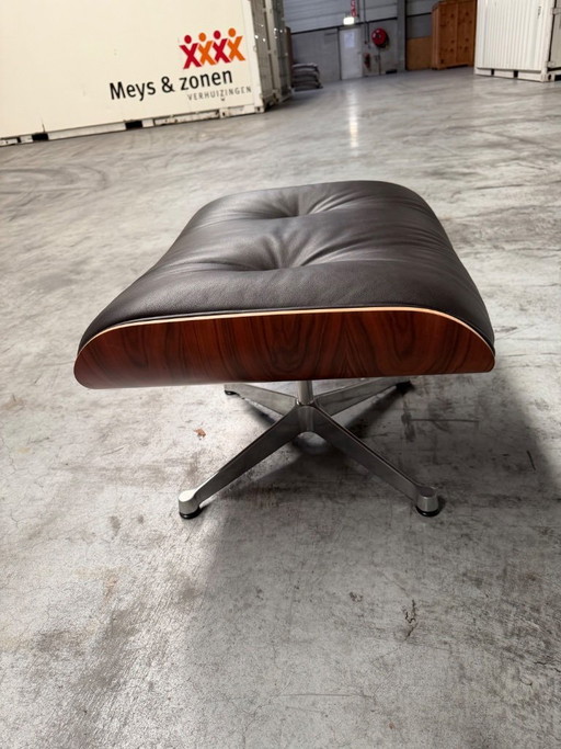 Point fort : fauteuil et repose-pieds De Vitra quasiment neufs.