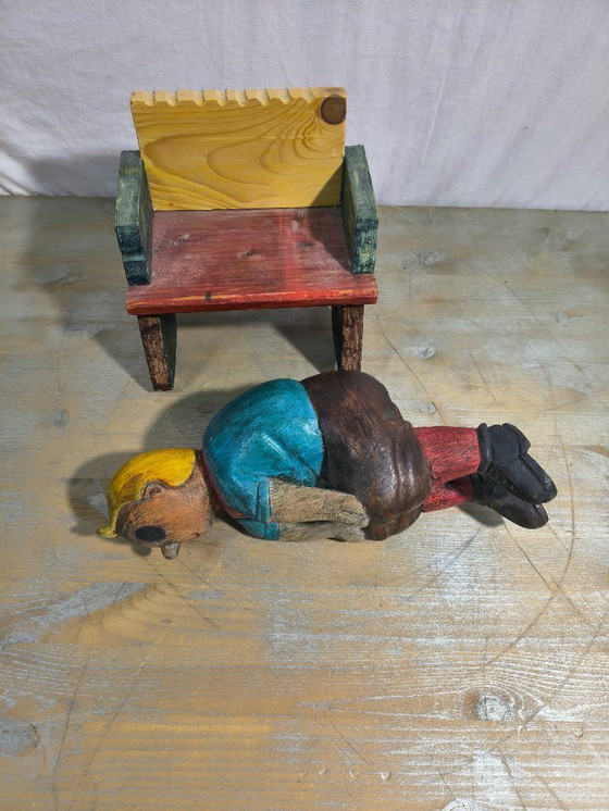 Image 1 of Kuifje op een houten bankje 