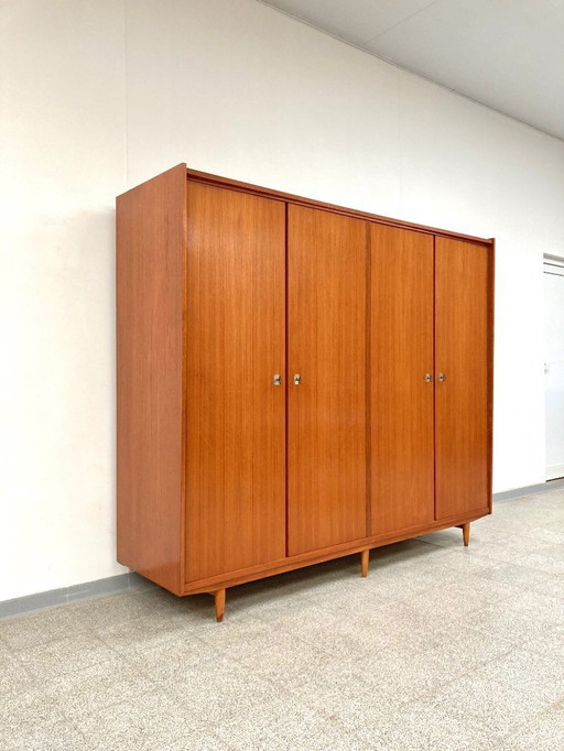 Vintage-Kleiderschrank aus Teakholz aus der Mitte des 20. Jahrhunderts (1960er Jahre)