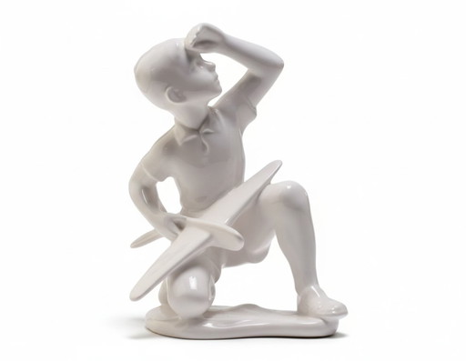 Ragazzo con aeroplano giocattolo, Pexider Letovice, anni '50