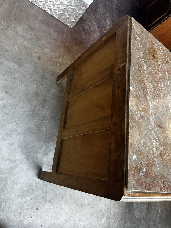 Kompakte Art-Deco-Kommode aus den 1930er Jahren, aus geschnitztem Holz und Marmor – Commode Art deco (photo 13 of 14)