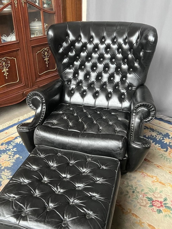 Poltrona e poggiapiedi Chesterfield. In pelle. – Poltrone, Leather (photo 4 of 6)