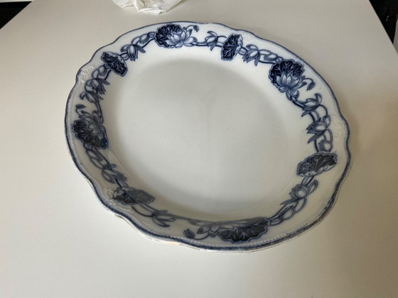 Image 1 of Plato de servir antiguo de porcelana con estampado azul.