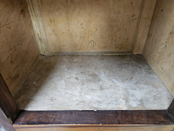 Image 1 of Pair of 1930s Art Deco bedside tables in walnut burl with marble top