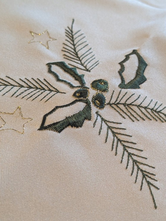 Image 1 of 80er Jahre Vintage Weihnachts-Tischdecke – Weiß mit grün-goldenem Dekor, Polyester