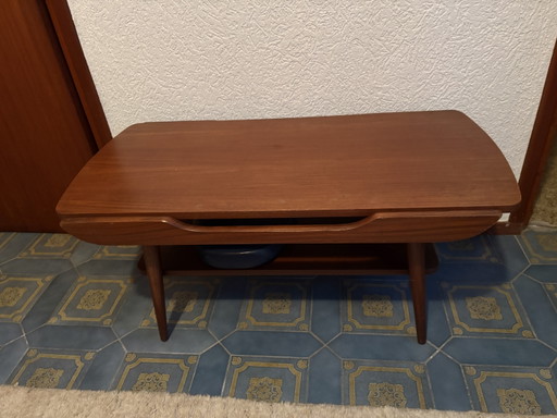 Deux chaises et une table basse vintage
