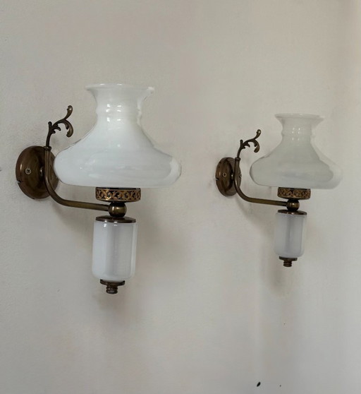 Coppia di applique vintage, vetro opalino e ottone, Francia, 1970