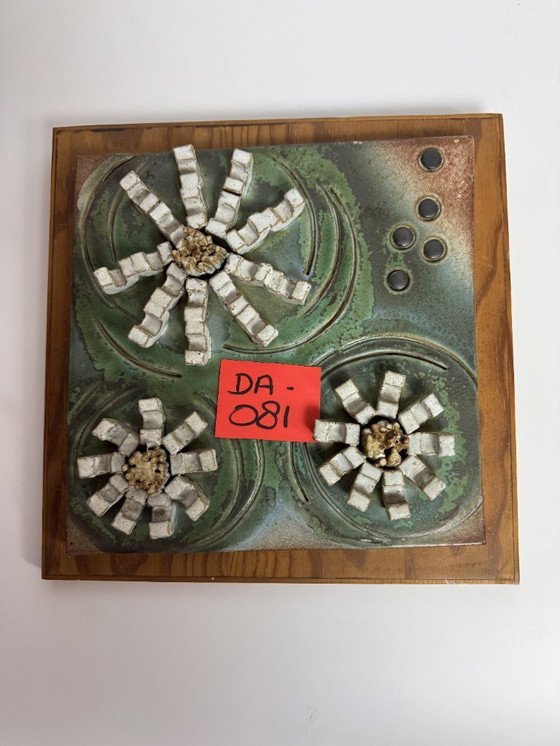 Image 1 of Piastrella da parete in ceramica vintage con tre fiori bianchi su pannello di legno, anni '60