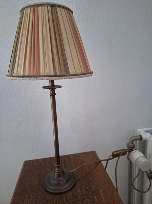 Schöne, schlanke Lampe aus Bronze/Messing mit gestreiftem Schirm, vermutlich von Kullmann. – tafellampen, Textile