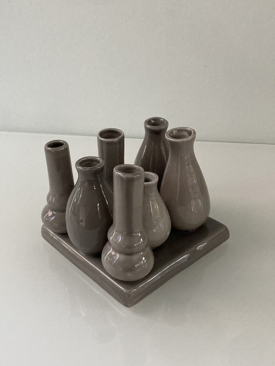 Image 1 of Vaasjes Vaas Op Een Vierkante Ondergrond