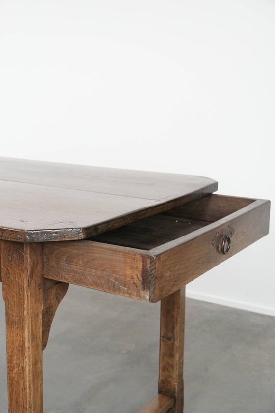 Image 1 of Antieke Franse eettafel voor 4 tot 6 personen uit eind 18e/ begin 19e eeuw met een eiken blad en een brood/ uittrek plank