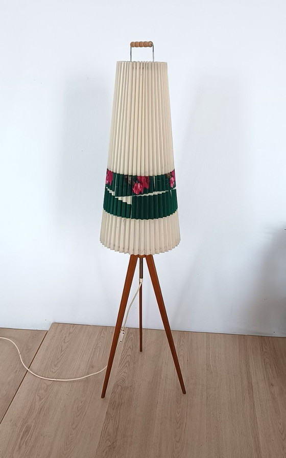 Image 1 of Lámpara de pie de los años 50 sobre trípode de madera