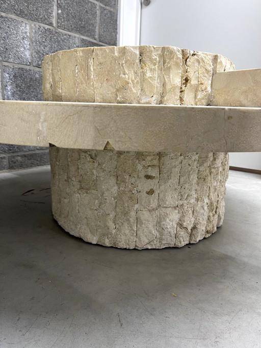 Table basse en pierre de mactan par Magnussen Ponte