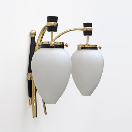 Image 1 of Stilnovo, coppia di scensori in ottone e vetro opalino della modernità italiana del Medioevo, anni '50