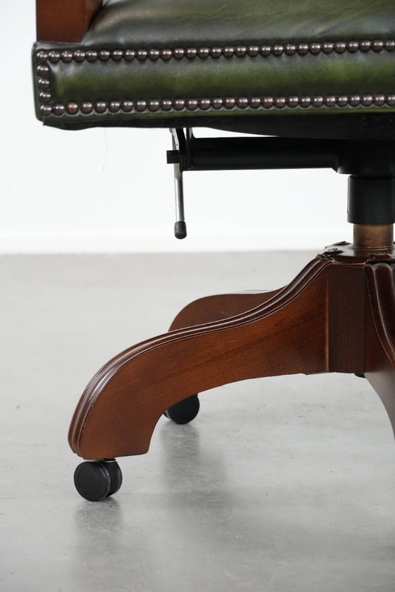 Image 1 of Sedia da ufficio Chesterfield in pelle di mucca verde scuro e legno in stile inglese su ruote