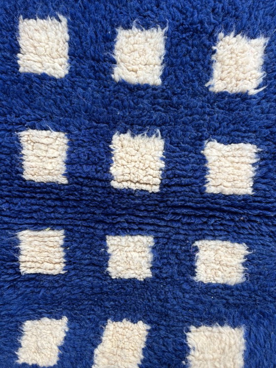 Alfombra marroquí de lana azul cobalto con cuadrados de color marfil, M’rirt hecho a mano, leslosanges (foto 5 de 10)