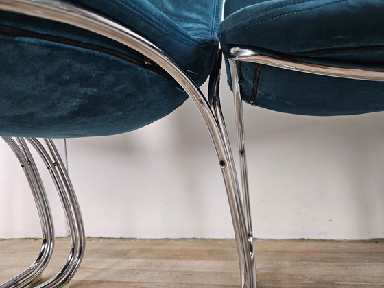 Image 1 of Quattro sedie tubolari degli anni '70 rivestite in velluto blu
