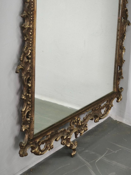 Espejo de pared italiano de metal dorado estilo neorrococó, años 50 (photo 6 of 8)