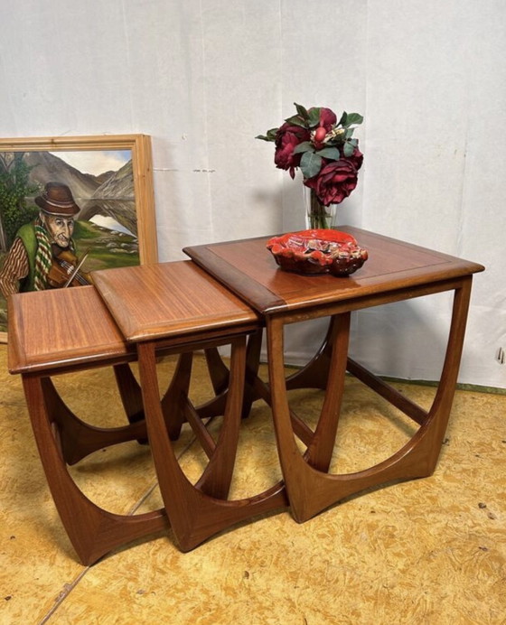 Image 1 of Tables gigognes en teck vintage rétro du milieu du siècle par GPlan 1960 Danish Deaign
