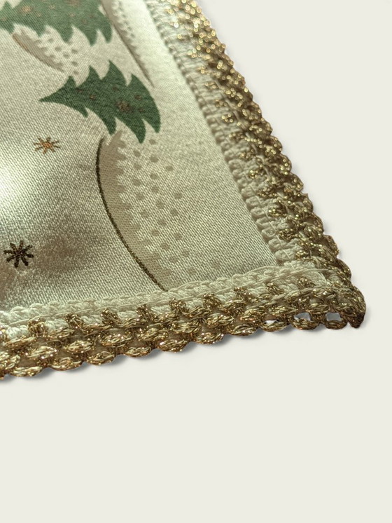 Image 1 of Set aus 2 Vintage Weihnachts-Tischläufern – Weiß mit grünen Tannen & goldfarbenen Verzierungen