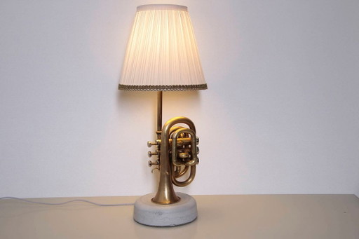 Handgemachte Taschentrompeten-Lampe mit Betonsockel