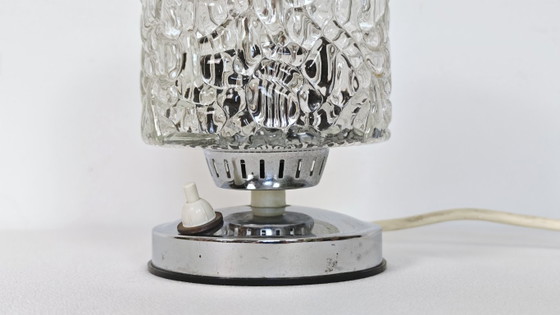 Lampada da Tavolo Vintage Cromo Vetro Ghiaccio, Lampada da Comodino Vetro Corteccia Anni '70, Lampada Space (photo 7 of 11)